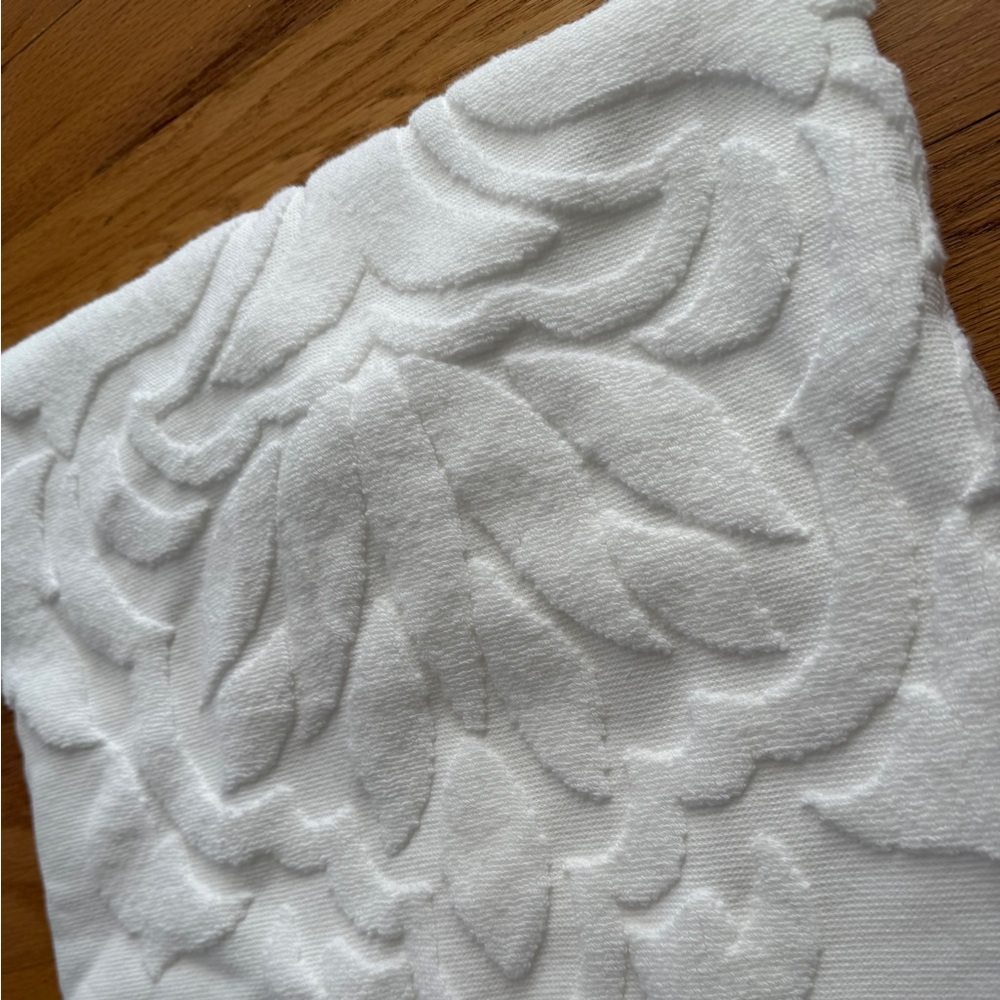 Frontgate Resort Sculpted Bath Towel - NWT - Picture 6 of 15